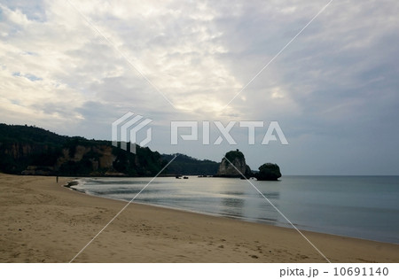 西表島　月ヶ浜の夕暮れ散歩 10691140