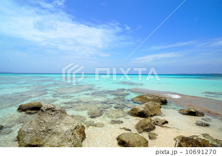 沖縄　宮古島　砂山ビーチの海風景 10691270