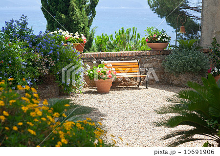 Italian garden 10691906