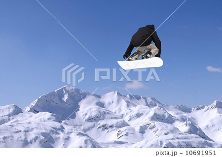 Snowboarder jumping 10691951