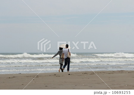 波打ち際を歩くカップル 10693255