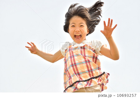 青空でダッシュする女の子 青空でダッシュする女の子 10693257