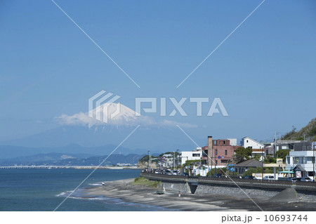 春の富士山と134号線 10693744