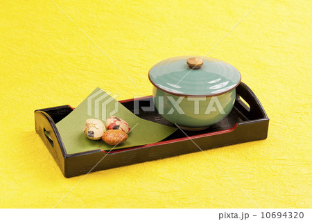 駄菓子・ピーナッ入りおかきと日本茶 10694320