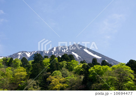 雪が残る鳥取大山の新緑の景色 10694477