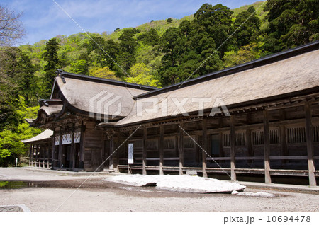 雪が残る鳥取大山の大神山神社の景色 10694478