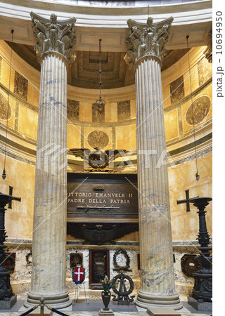 ヴィットーリオ エマヌエーレ2世の墓 ローマ パンテオン の写真素材