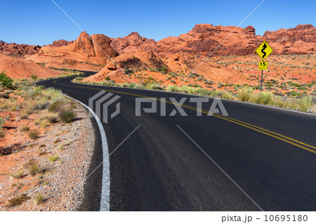 ネバタ州　砂漠の道路 10695180