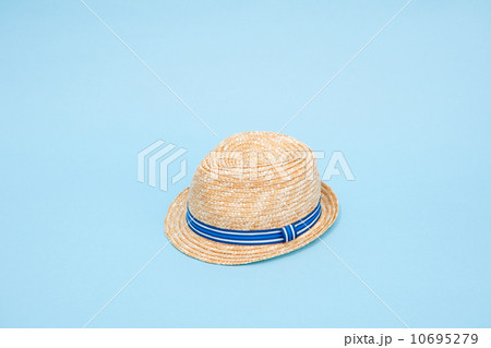 麦わら帽子　ブルー背景　夏イメージ 10695279