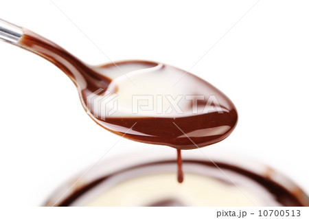 Spoon with liquid chocolate. 10700513
