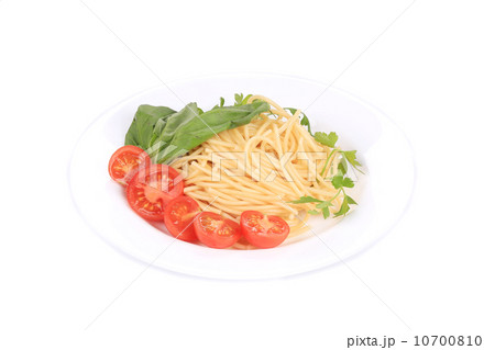 spaghetti with tomato and basil 10700810