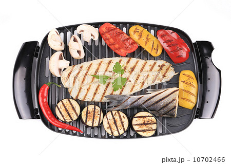 Grilled fish fillets with vegetables. 10702466