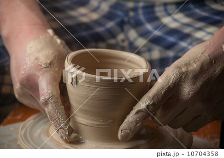 Hands of a potter 10704358
