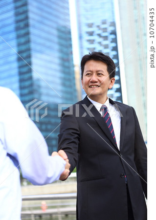 握手をするアジア人ビジネスマン 10704435