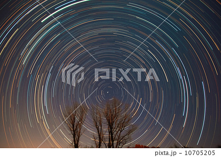 北極星と星の軌跡と流れ星 北極星と星の軌跡と流れ星 10705205