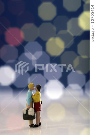 Miniature couple romantic kiss Miniature couple romantic kiss 10705414