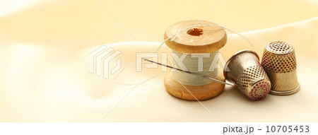 Sewing thimbles, bobbin and needle Sewing thimbles, bobbin and needle 10705453