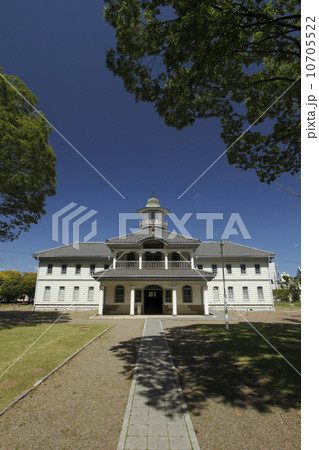 明治のハイカラ校舎「旧水海道小学校本館」:「茨城県立歴史館」敷地内にあるロマンチックな、憧れの、白い擬洋風建築。新緑映える季節に。TV・映画・CM・モデル撮影等に使われている。人物なし。 明治のハイカラ校舎「旧水海道小学校本館」:「茨城県立歴史館」敷地内にあるロマンチックな、憧れの、白い擬洋風建築。新緑映える季節に。TV・映画・CM・モデル撮影等に使われている。人物なし。 10705522