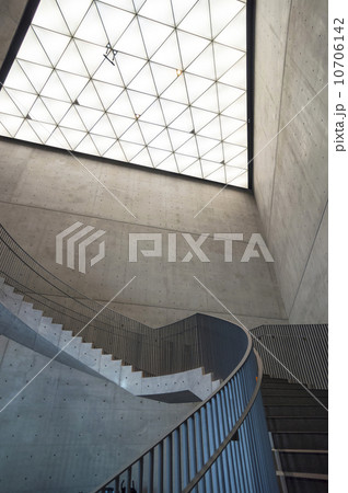 秋田県立美術館のエントランス　 10706142