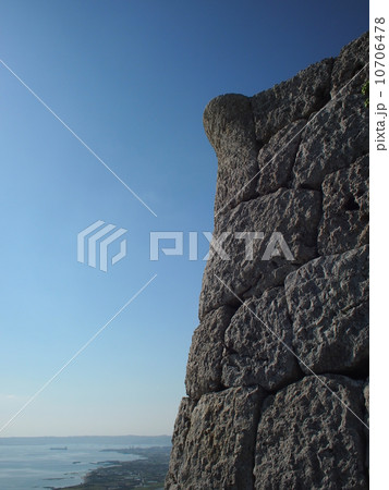 中城城跡　隅頭石と中城湾 10706478