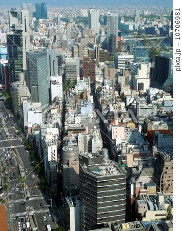 大阪・北新地の街並み 10706981