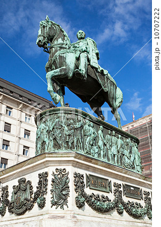 Prince Michael statue 10707222