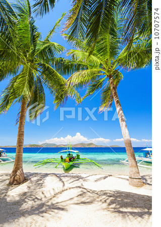Boat on beach 10707574