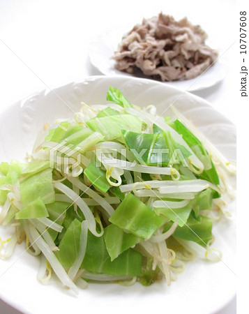 豚冷しゃぶサラダ用に茹でた野菜と茹でた豚肉 豚冷しゃぶサラダ用に茹でた野菜と茹でた豚肉 10707608