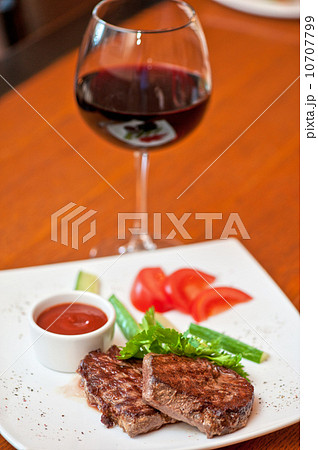 beef meat and wine 10707799