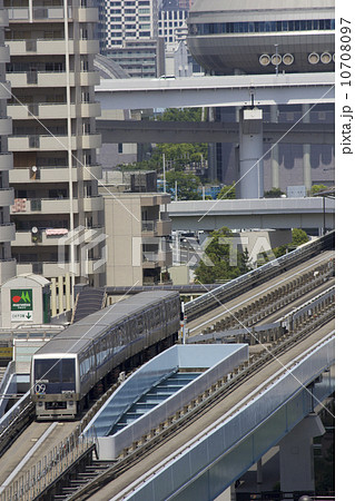 ゆりかもめ、お台場を行く 10708097