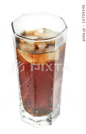 Drink cola with ice in a glass. 10709346