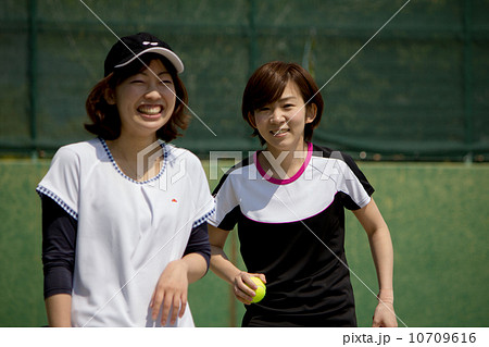 テニスをする女性 10709616