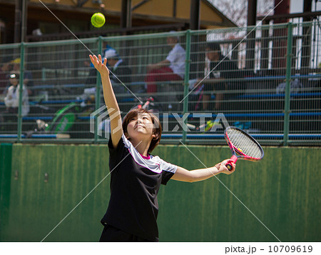 テニスをする女性 10709619