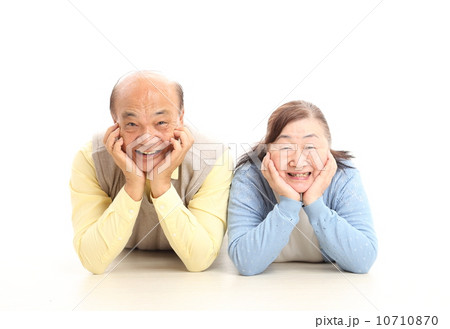 頬杖をつく笑顔のシニア夫婦 10710870