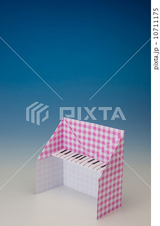 折り紙のオルガンの写真素材