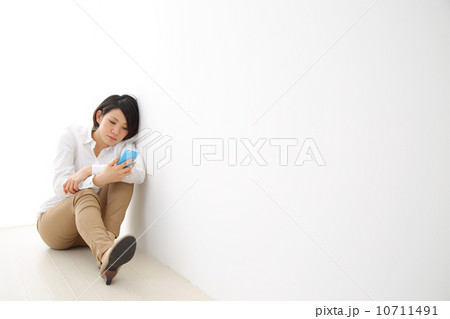 スマホと女性 スマホと女性 10711491