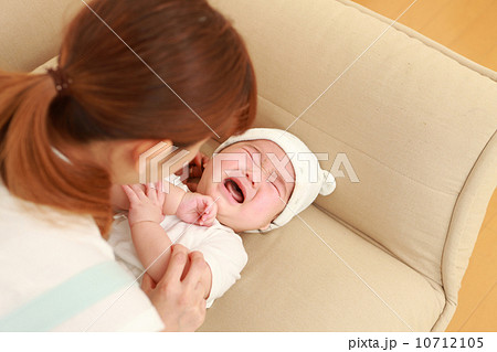ぐずる赤ちゃん 10712105