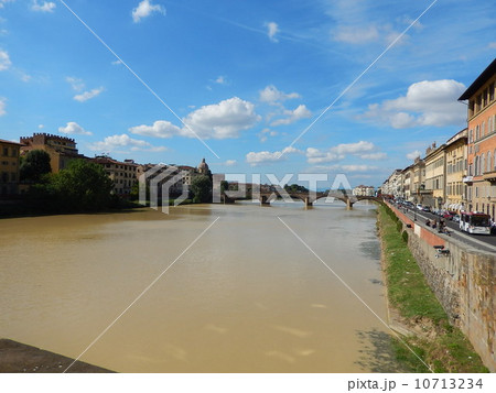 アルノ川とサンタ・トリニタ橋 アルノ川とサンタ・トリニタ橋 10713234
