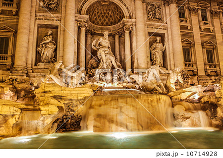 Trevi Fountain - famous landmark in Rome 10714928