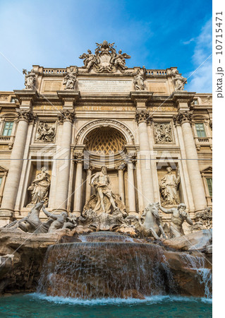 Trevi Fountain - famous landmark in Rome 10715471