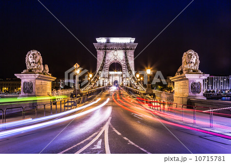 Night view of the famous Chain Bridge in Budapest, Hungary. The 10715781