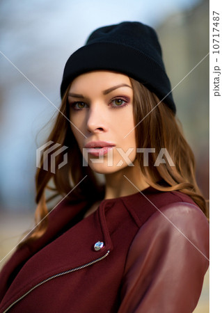Fashion woman outdoor portrait. Beautiful girl posing on the str Fashion woman outdoor portrait. Beautiful girl posing on the str 10717487