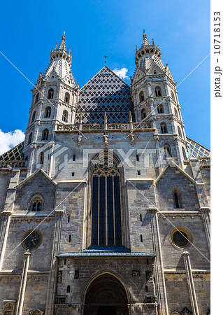 Horse-drawn Carriage in Vienna at the famous Stephansdom Cathedr 10718153