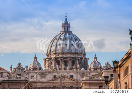 St. Peter's Basilica in Vatican City in Rome, Italy. 10720618