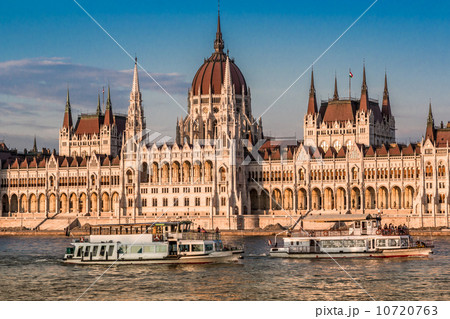 Chain Bridge and Hungarian Parliament, Budapest, Hungary Chain Bridge and Hungarian Parliament, Budapest, Hungary 10720763