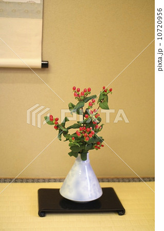 和室にある床の間の花瓶 和室にある床の間の花瓶 10720956