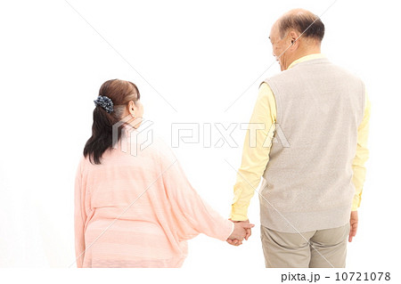 シニア夫婦の後ろ姿 10721078