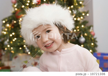 Girl in front of christmas tree 10721306