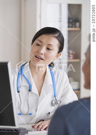 Female doctor talking to patient  10721605