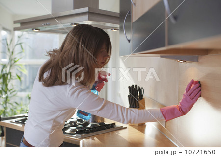Young woman cleaning the kitchen 10721650